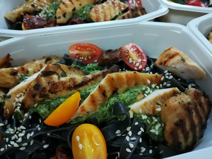 catering - zbliżenie na zestaw z grillowaną piersią z kurczaka