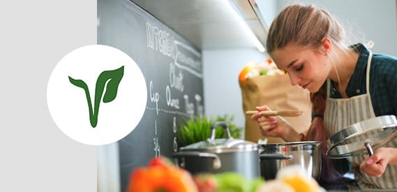 logo cateringu ProDiet i zadowolona kucharka próbująca danie w kuchni