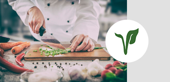 logo cateringu ProDiet i kucharz siekający warzywa